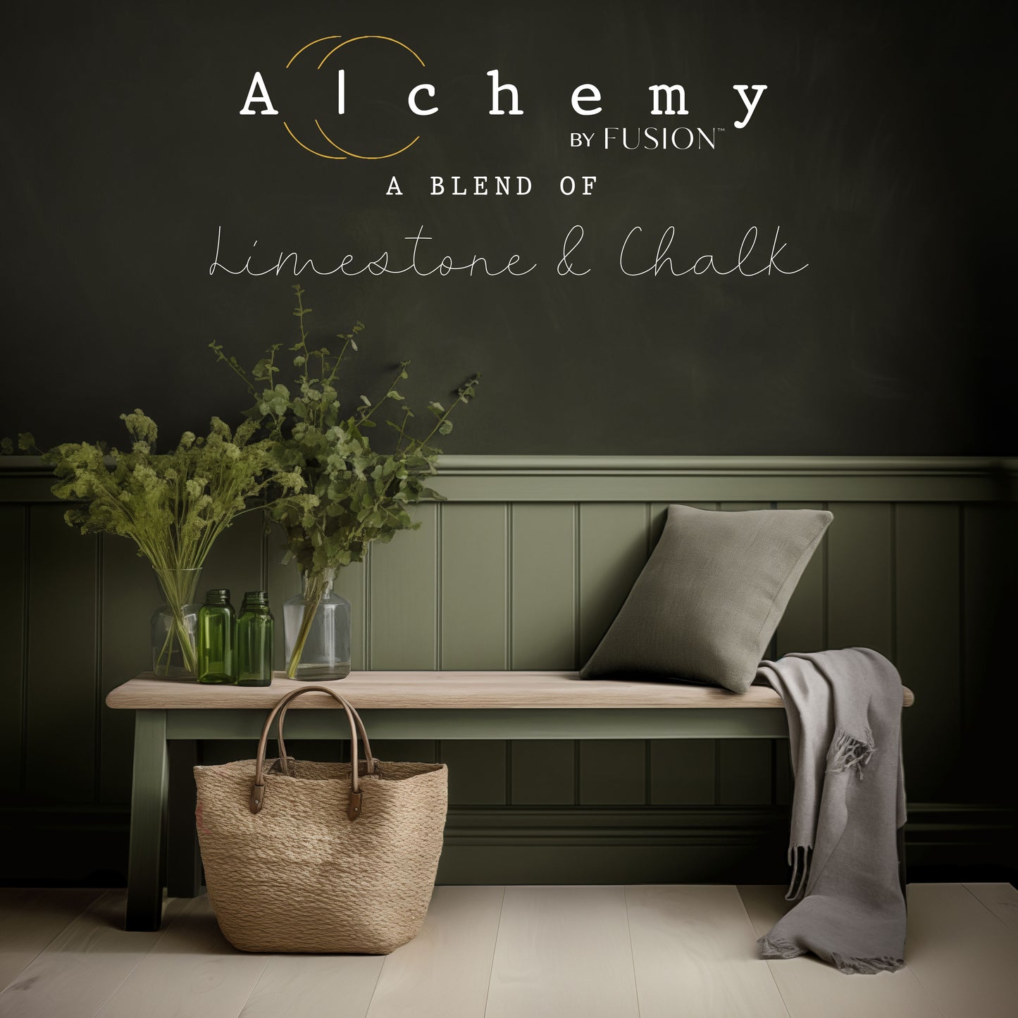 Banco de entrada pintado con Alchemy by Fusion Rosemary en verde herbáceo profundo con zócalo a juego, ambiente sereno con cesta de mimbre, cojín gris y ramas eucalipto, pintura limestone y chalk
