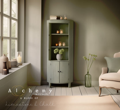 Vitrina esquinera restaurada con Alchemy by Fusion Sage en verde salvia suave, ambiente sereno con velas, flores verdes y jarrón de cristal, pintura limestone y chalk