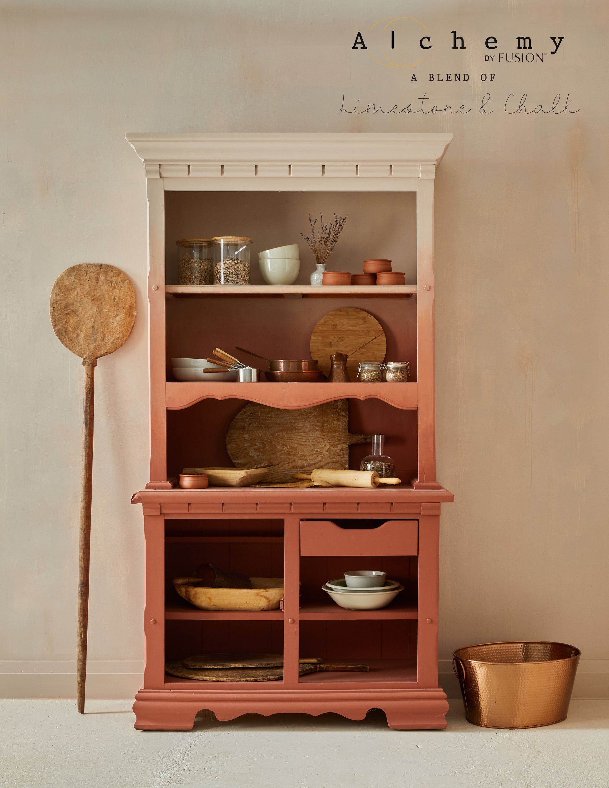 Detalle de estantería de alacena vintage restaurada con Alchemy by Fusion Terracotta en terracota cálido, decorada con botes de cristal, cuencos cerámicos y flores de lavanda secas, pintura limestone y chalk