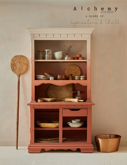 Detalle de estantería de alacena vintage restaurada con Alchemy by Fusion Terracotta en terracota cálido, decorada con botes de cristal, cuencos cerámicos y flores de lavanda secas, pintura limestone y chalk