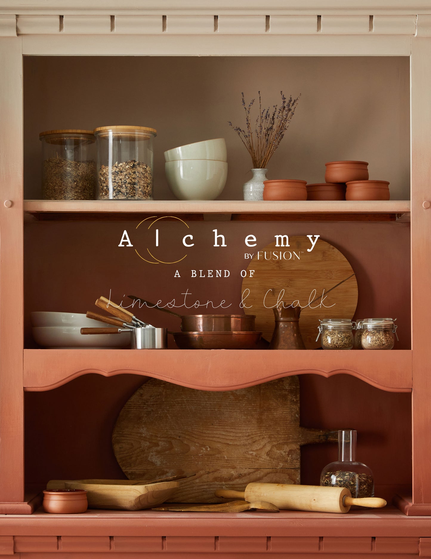 Detalle lateral de alacena vintage restaurada con Alchemy by Fusion Terracotta en terracota cálido con logo Alchemy, decorada con utensilios de cocina artesanales, pintura limestone y chalk