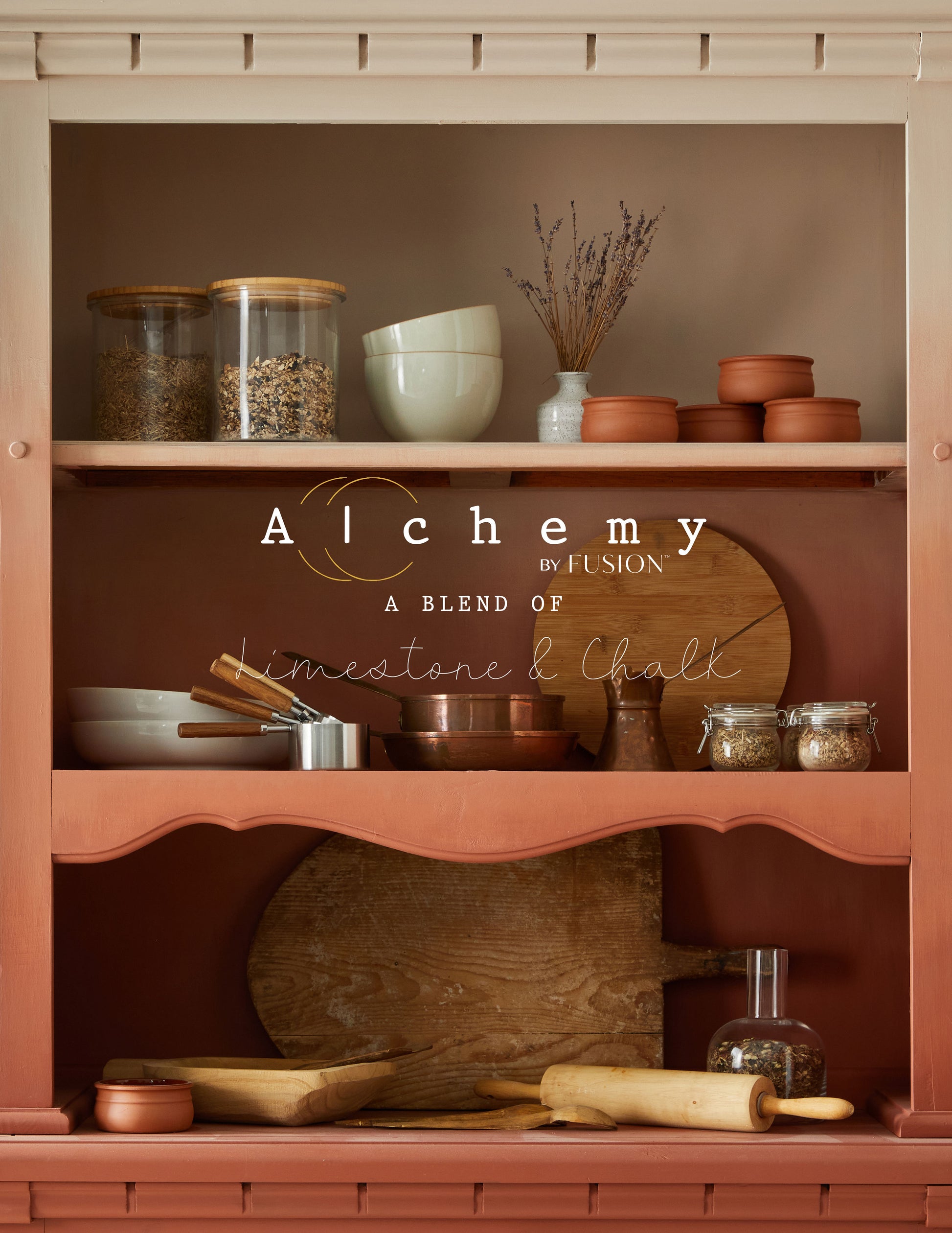 Detalle lateral de alacena vintage restaurada con Alchemy by Fusion Terracotta en terracota cálido con logo Alchemy, decorada con utensilios de cocina artesanales, pintura limestone y chalk