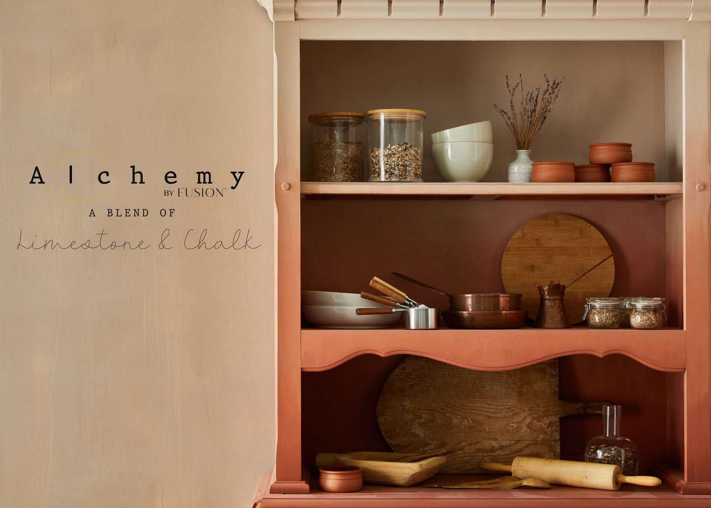 Detalle frontal de alacena vintage restaurada con Alchemy by Fusion Terracotta en terracota cálido, decorada con cuencos cerámicos, tabla de madera y rodillo de cocina, pintura limestone y chalk