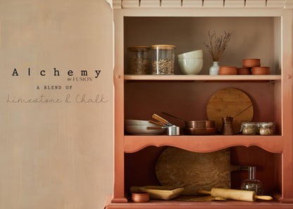 Detalle frontal de alacena vintage restaurada con Alchemy by Fusion Terracotta en terracota cálido, decorada con cuencos cerámicos, tabla de madera y rodillo de cocina, pintura limestone y chalk