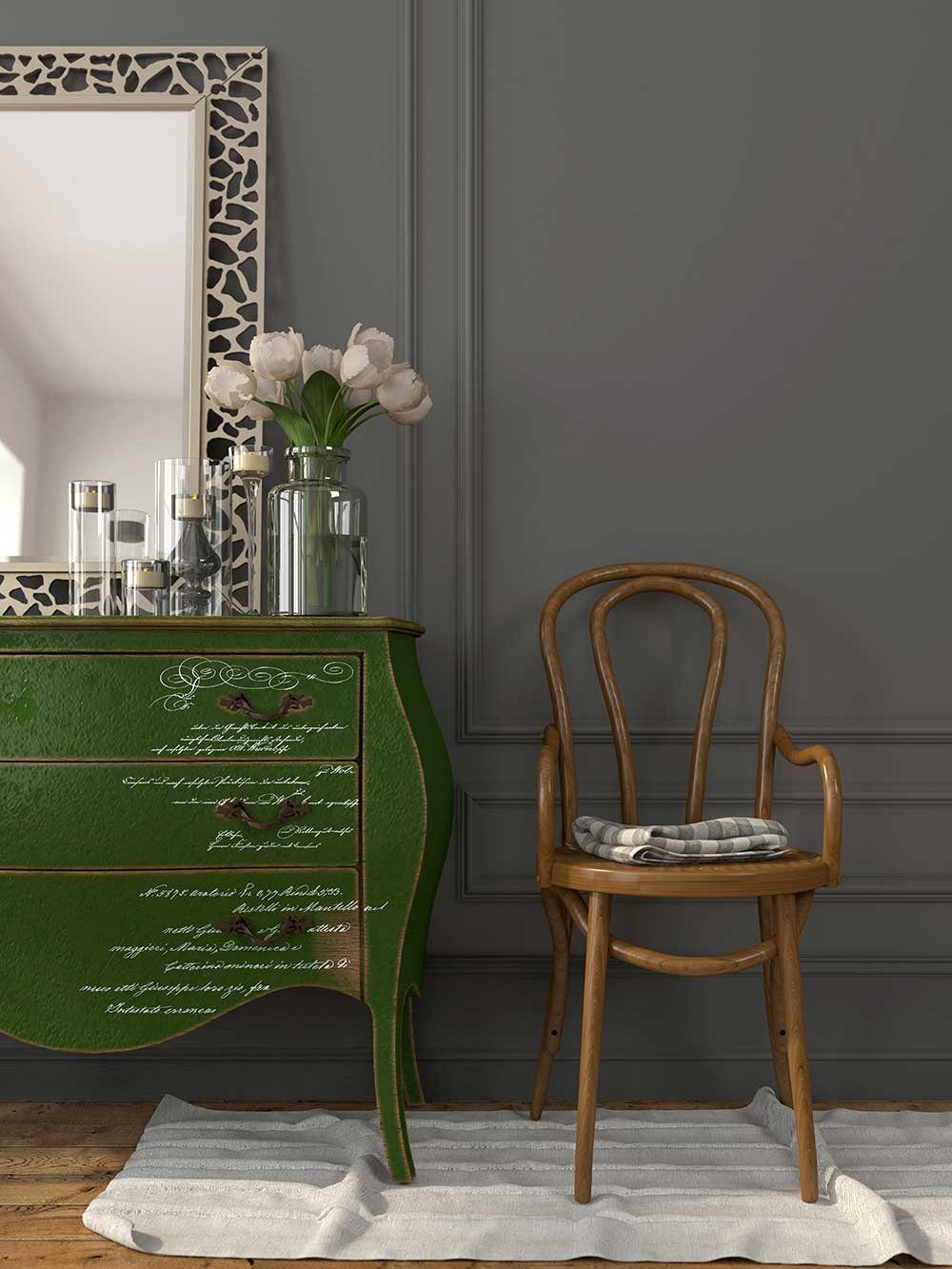 Transferencia decorativa Secret Letter II en cómoda bombé verde botella restaurada - caligrafía manuscrita vintage blanca en cajones, espejo calado plateado y tulipanes blancos - Re-Design with Prima
