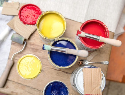 Brochas Annie Sloan Stencil Brush junto a botes de Chalk Paint en Amarillo Inglés, Emperors Silk y Azul Napoleónico