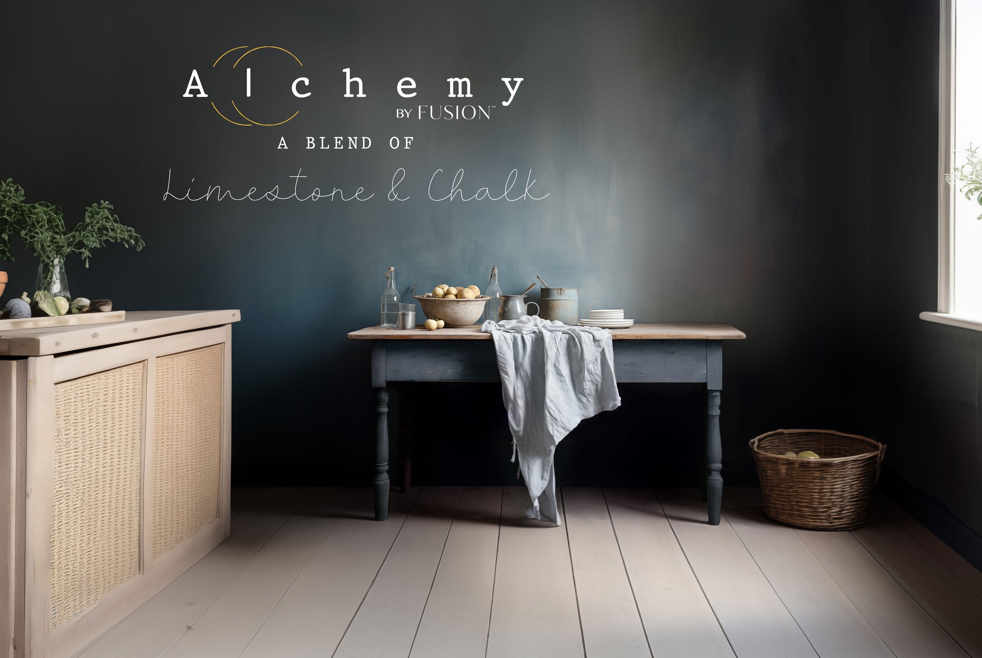 Mesa de comedor vintage pintada con Alchemy by Fusion Storm en gris azulado profundo, ambiente rústico con pared a juego, encimera de madera natural, cesta de mimbre y elementos de cocina, pintura limestone y chalk