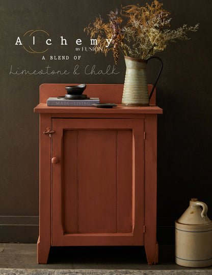 Alacena vintage restaurada con Alchemy by Fusion Terracotta en terracota cálido, ambiente rústico de cocina con utensilios de madera, cuencos cerámicos y bote de cobre, pintura limestone y chalk