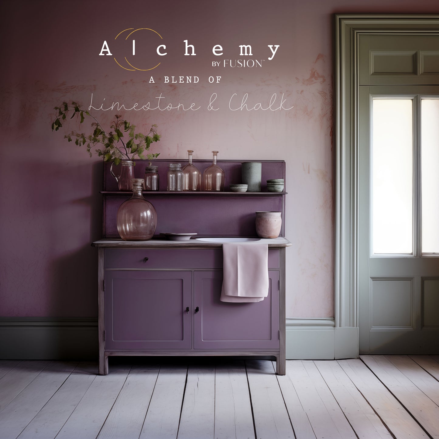 Aparador vintage restaurado con Alchemy by Fusion Thistle en malva profundo, ambiente romántico con pared a juego, botes de cristal, cuencos cerámicos y rama de eucalipto, pintura limestone y chalk