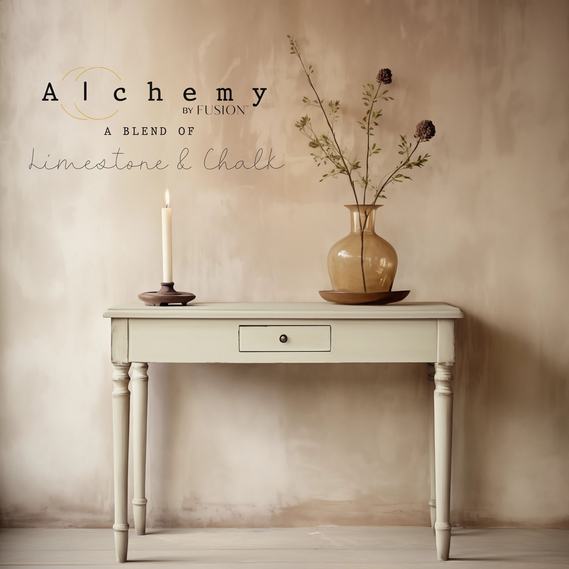 Mesa consola clásica restaurada con Alchemy by Fusion White Oak en blanco roto cálido, ambiente sereno con pared texturizada en tono arena, jarrón ámbar con ramas secas y vela sobre portavelas de madera, pintura limestone y chalk