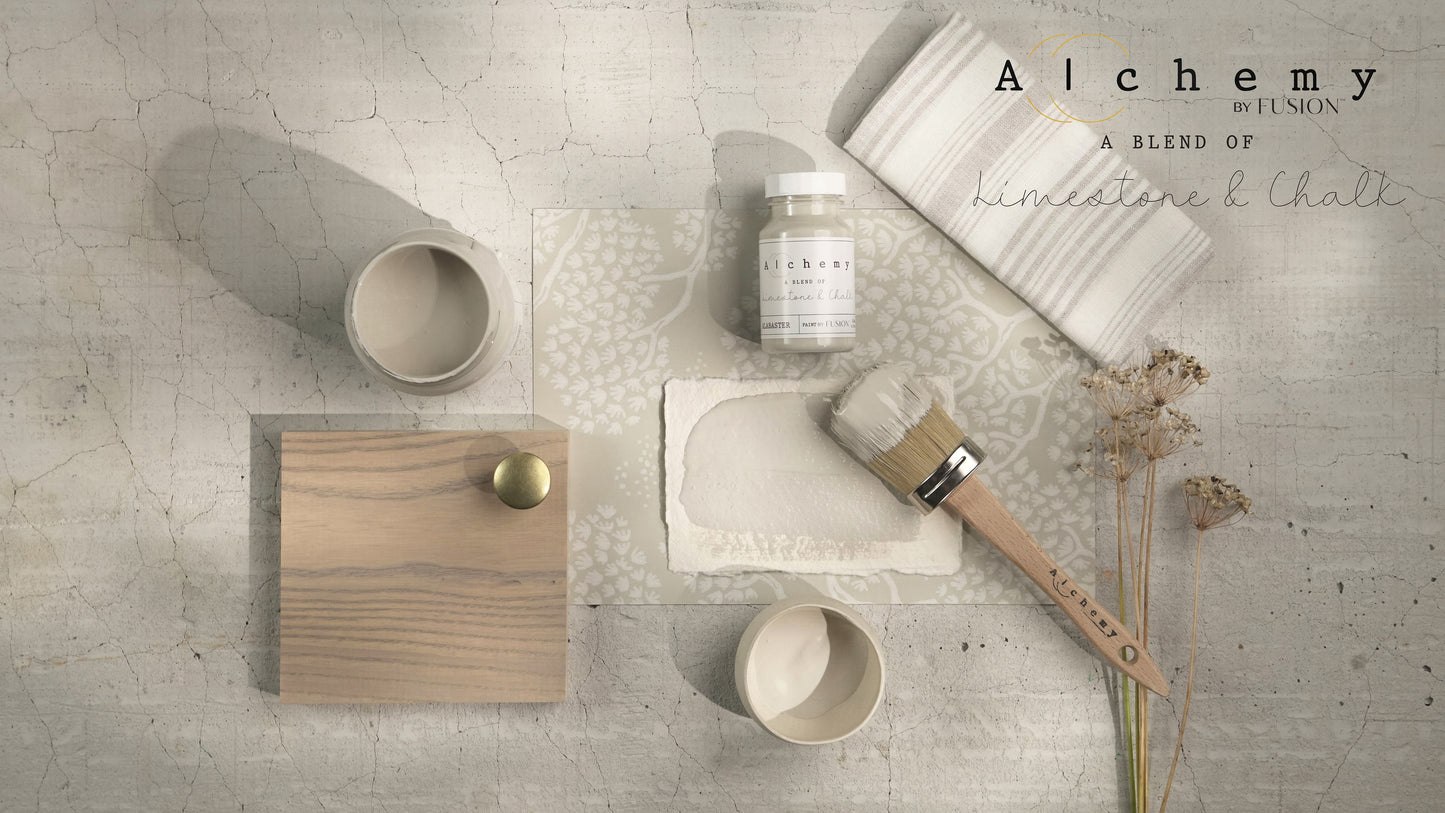 Flatlay de accesorios de decoración y bote Alchemy by Fusion Alabaster 120ml con brocha, paleta de colores neutros limestone y chalk