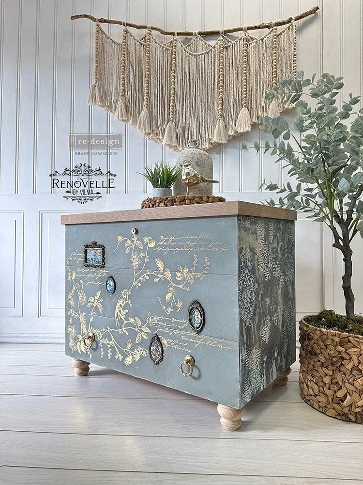 Transferencia Gold Foil A Bird Song Kacha en aparador azul marino con tapa de madera natural - pájaros y botanicals dorados en puertas - Re-Design with Prima - ambassador Retro Interior
