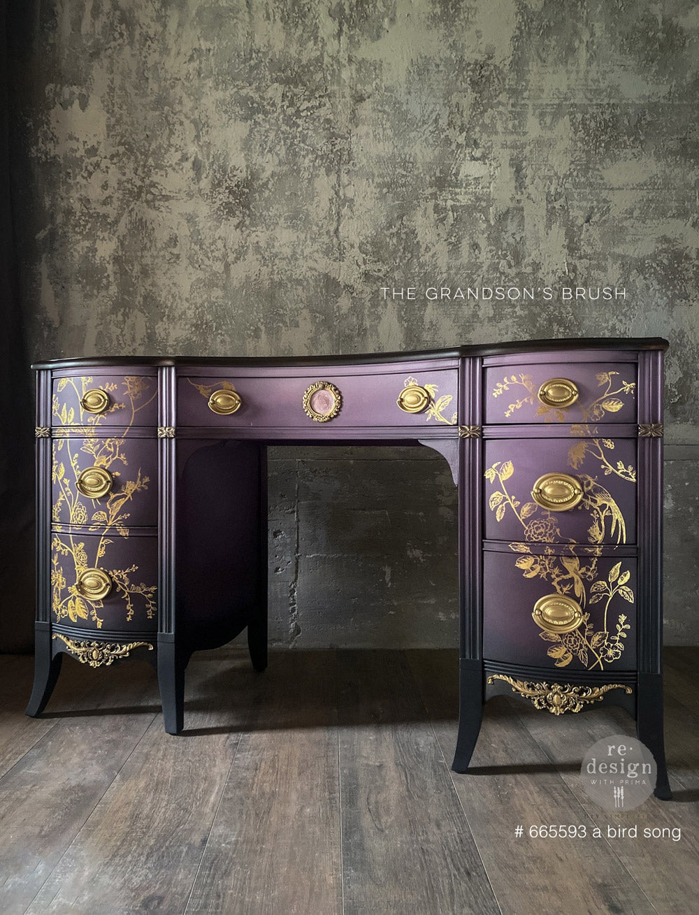 Transferencia Gold Foil A Bird Song Kacha en escritorio morado oscuro estilo Regency restaurado - pájaros y botanicals dorados en cajones y laterales - Re-Design with Prima - ambassador The Grandson's Brush
