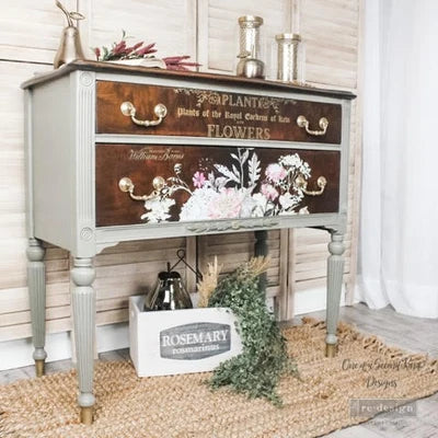 Transferencia decorativa Botanical Magazine en cómoda blanca envejecida restaurada - texto vintage Curtis's Botanical Magazine Collection of Flowers en cajones - Re-Design with Prima

