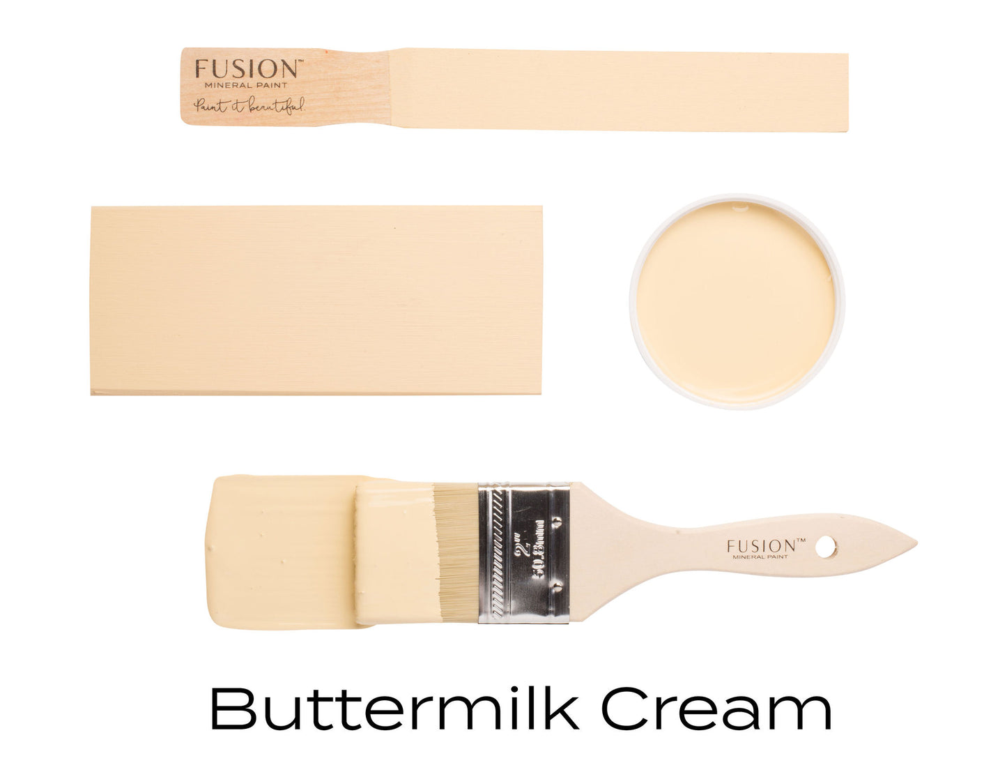 Muestra de color Fusion Mineral Paint Buttermilk Cream con brocha, paleta y trazos de pintura amarillo crema mantequilla