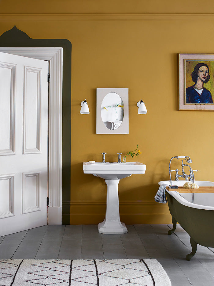 Baño pintado con Wall Paint Carnaby Yellow combinado con Chalk Paint Olive y French Linen, Annie Sloan
