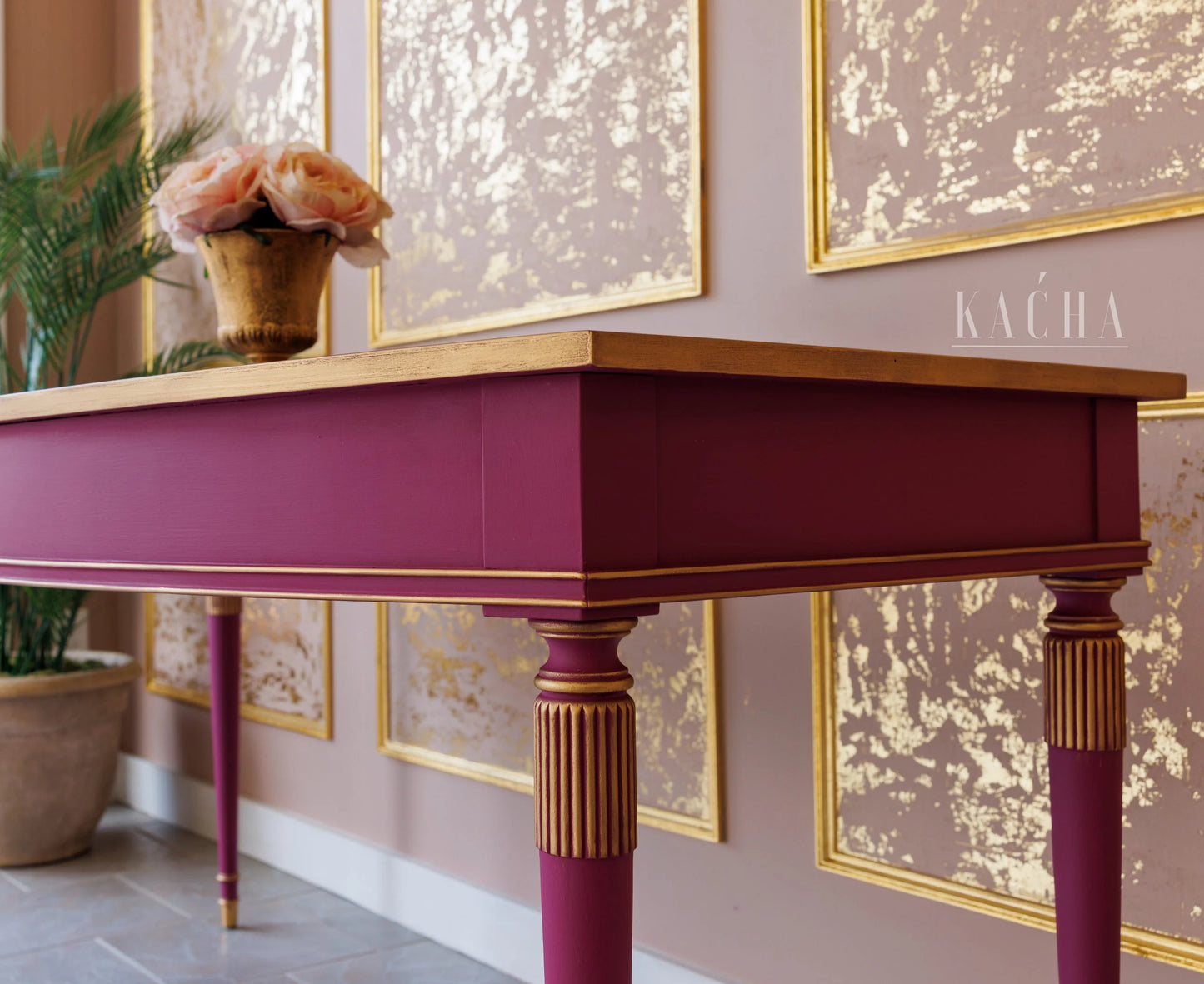 Cera decorativa Eternal de Re-Design with Prima aplicada en mesa consola burdeos con patas torneadas - acabado dorado en cantos y detalles tallados - Kacha
