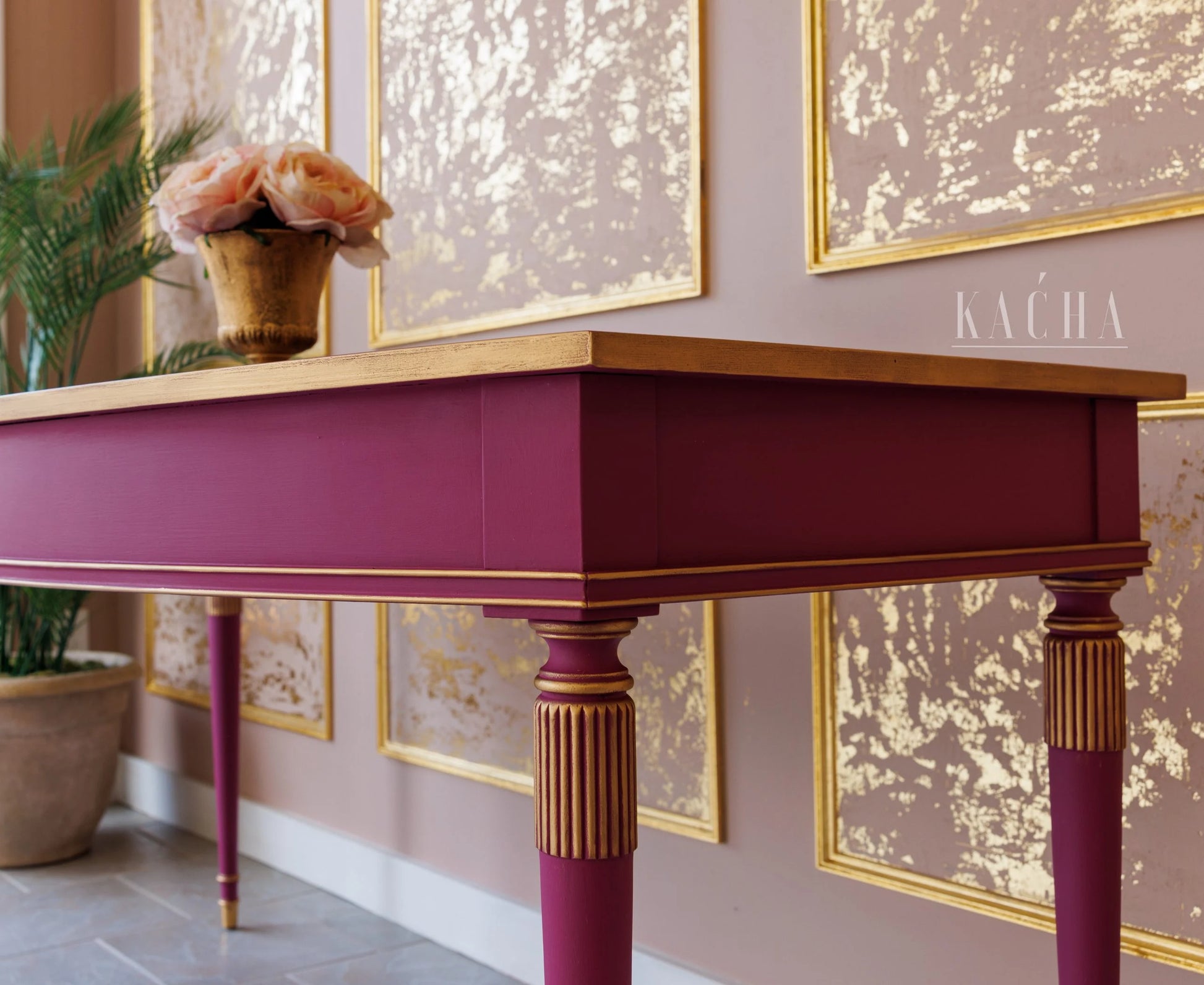 Cera decorativa Eternal de Re-Design with Prima aplicada en mesa consola burdeos con patas torneadas - acabado dorado en cantos y detalles tallados - Kacha
