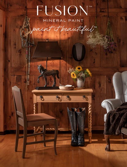 Consola de madera pintada con Fusion Mineral Paint Chestnut Mare en ambiente rústico con decoración ecuestre