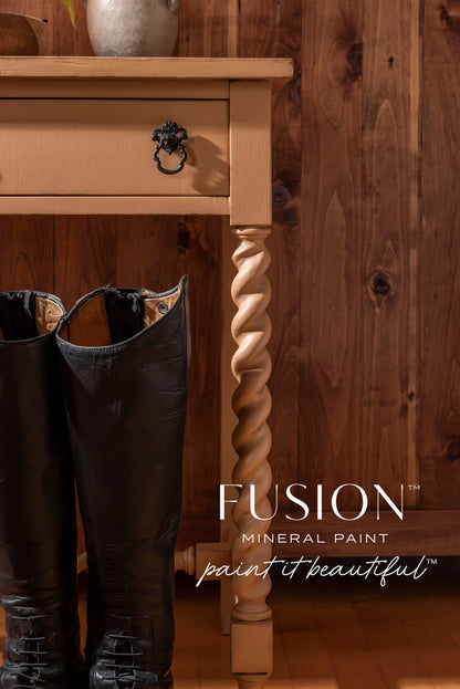Detalle de pata torneada de consola pintada con Fusion Mineral Paint Chestnut Mare, acabado mate caramelo