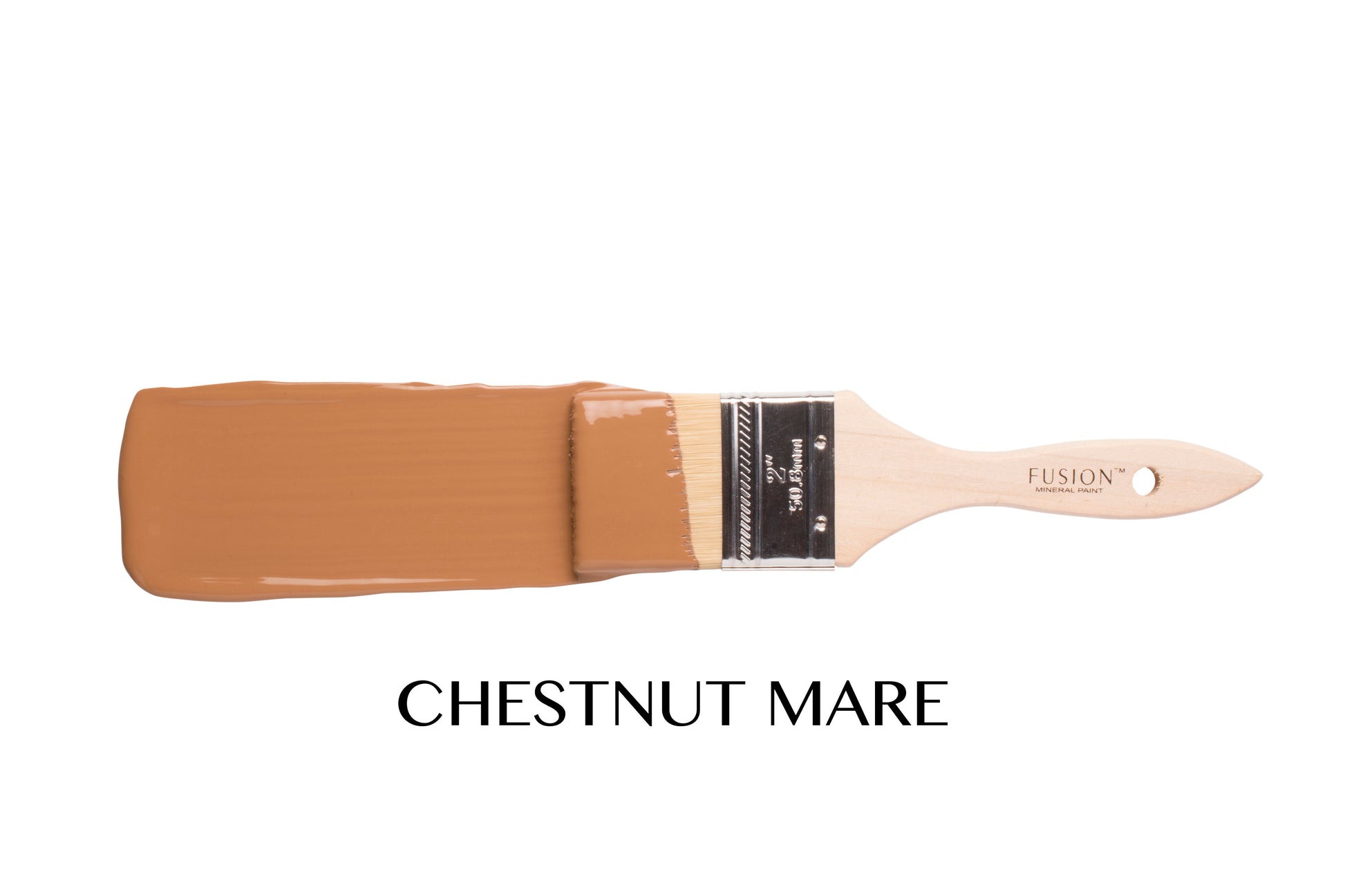 Brocha con trazo de Fusion Mineral Paint Chestnut Mare, muestra de color caramelo cálido sobre fondo blanco