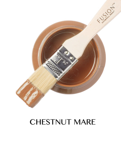 Bote abierto de Fusion Mineral Paint Chestnut Mare con brocha, pintura mineral caramelo lista para usar