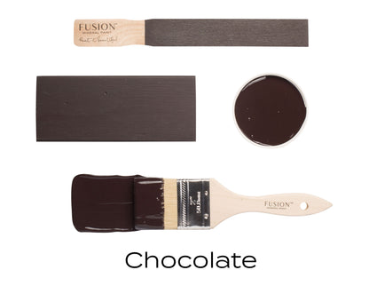 Muestra de color Fusion Mineral Paint Chocolate con brocha, trazos y paleta de pintura marrón oscuro