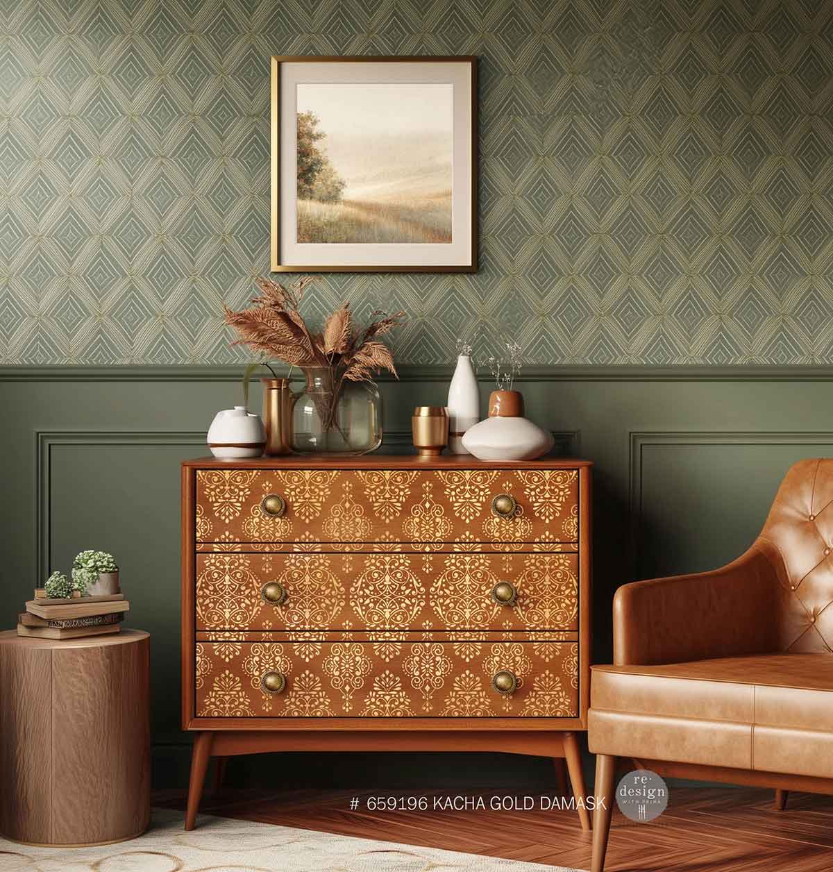 Transferencia decorativa Gold Damask Kacha en cómoda mid-century marrón caramelo restaurada - damasco dorado en cajones con tiradores redondos bronce, ambiente verde salvia - Re-Design with Prima
