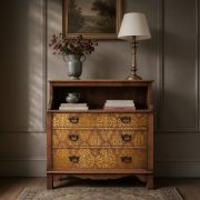 Transferencia decorativa Gold Damask Kacha en cómoda rosa palo envejecida estilo francés restaurada - damasco dorado en cajones con tiradores de anilla bronce - Re-Design with Prima
