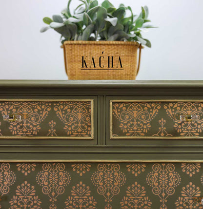 Transferencia decorativa Gold Damask Kacha en aparador crema estilo Luis XV restaurado - damasco dorado en cajones con tiradores de anilla bronce - Re-Design with Prima
