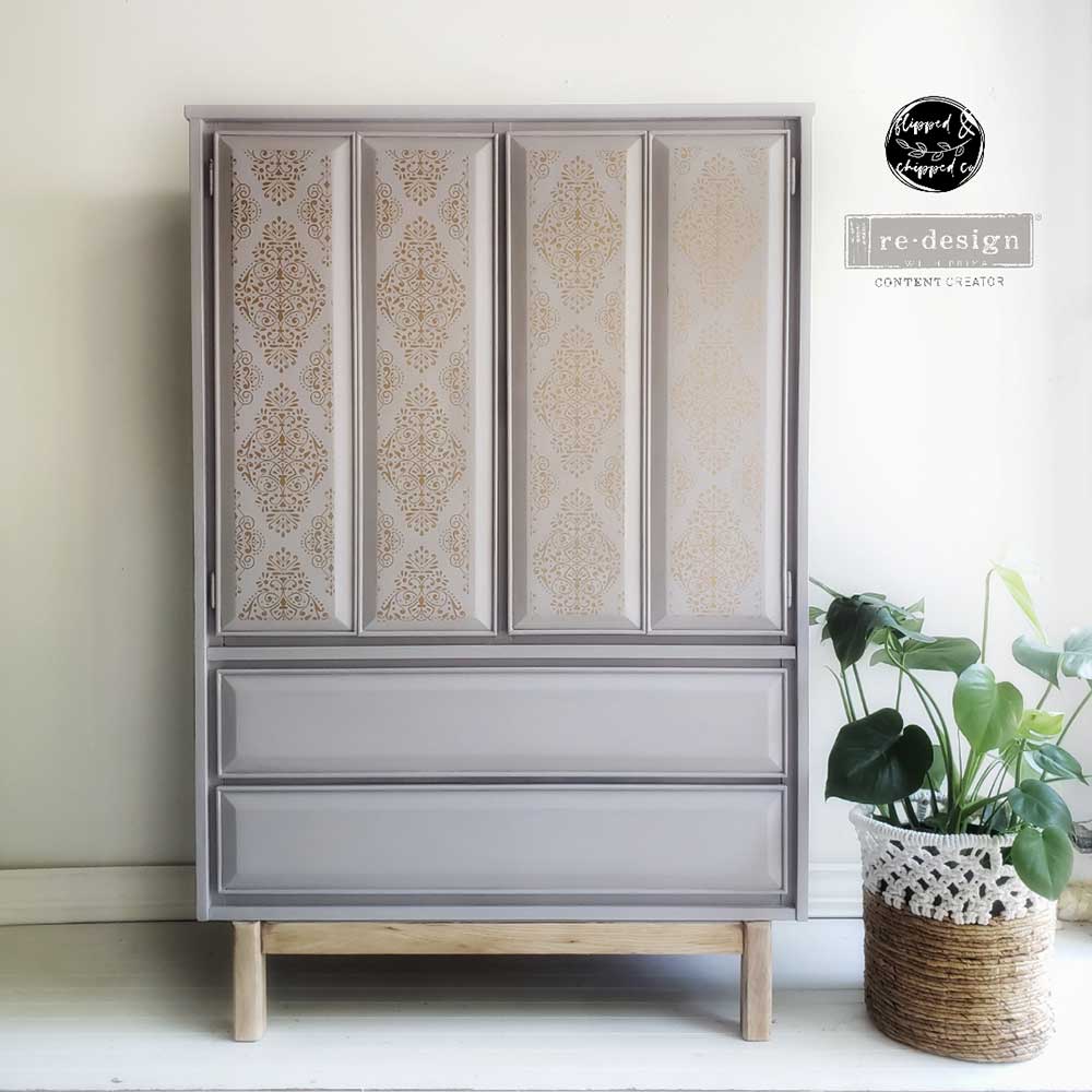 Transferencia decorativa Gold Damask Kacha en cómoda blanca estilo Regency restaurada - damasco dorado en cajones con tiradores de anilla bronce - Re-Design with Prima
