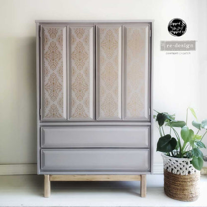 Transferencia decorativa Gold Damask Kacha en cómoda blanca estilo Regency restaurada - damasco dorado en cajones con tiradores de anilla bronce - Re-Design with Prima

