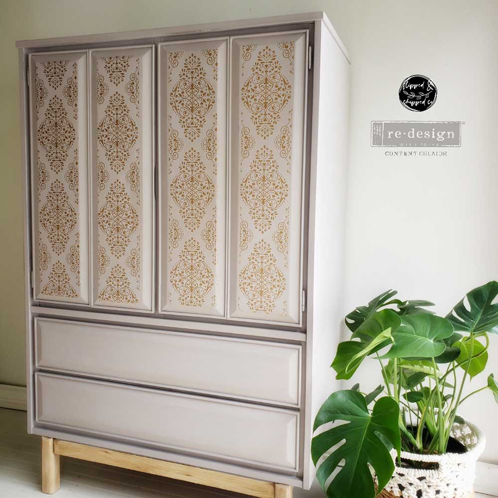 Transferencia decorativa Gold Damask Kacha en cómoda azul grisáceo con tapa de madera oscura restaurada - damasco dorado en cajones con tiradores redondos bronce - Re-Design with Prima
