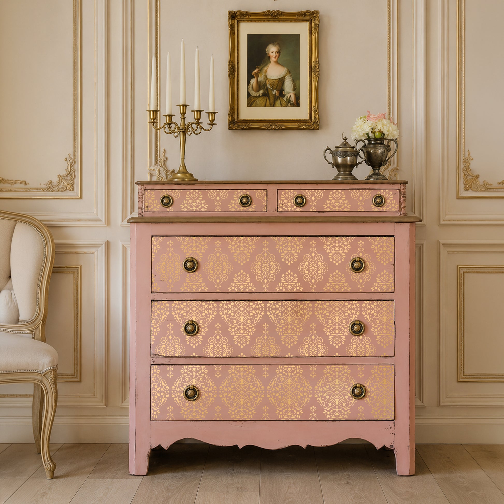 Transferencia decorativa Gold Damask Kacha en cómoda rosa palo envejecida estilo Luis XV restaurada - damasco dorado en cajones, candelabro y retrato clásico, ambiente francés - Re-Design with Prima
