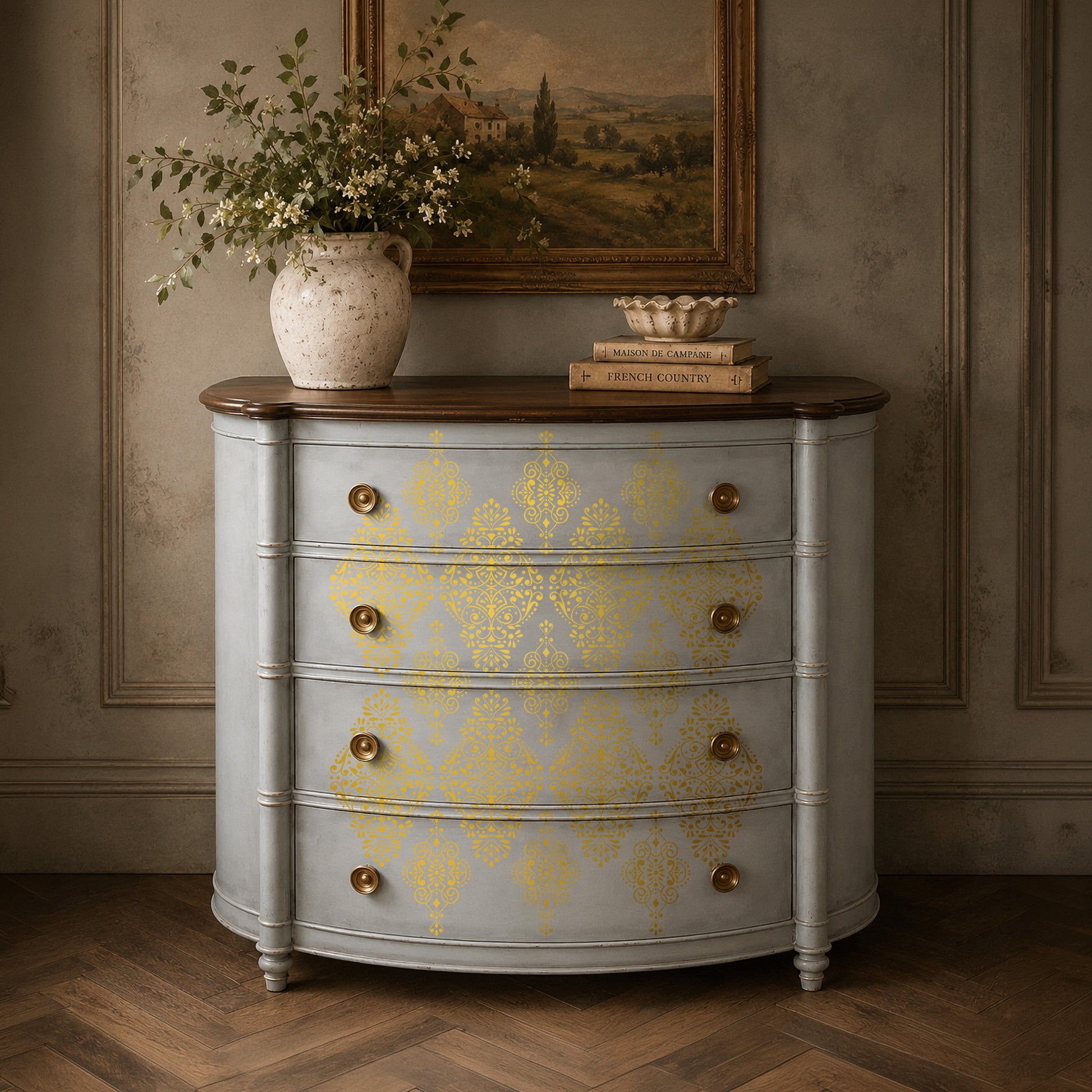 Transferencia decorativa Gold Damask Kacha en cómoda rosa palo envejecida estilo Luis XV restaurada - damasco dorado en cajones, candelabro y retrato clásico, ambiente francés - Re-Design with Prima
