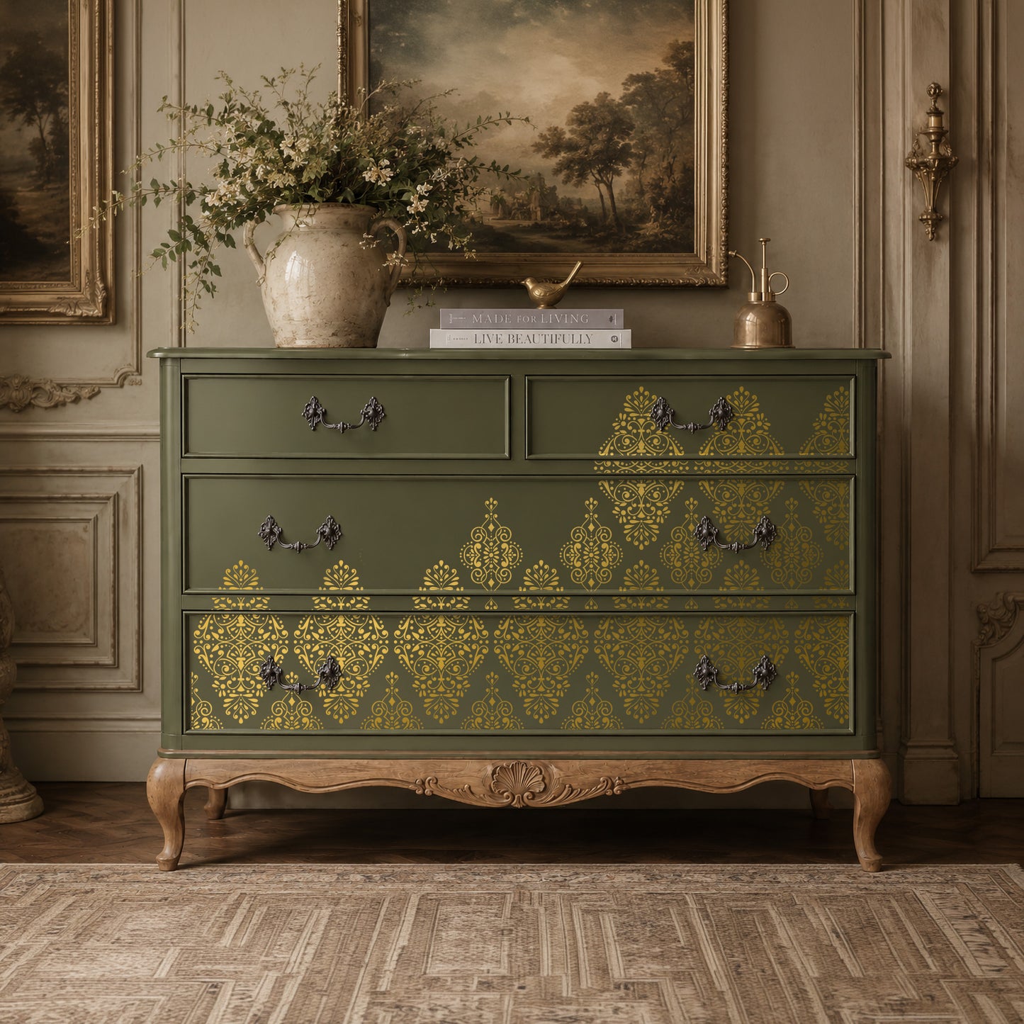 Transferencia decorativa Gold Damask Kacha en cómoda verde oliva estilo Luis XV restaurada - damasco dorado en cajones con tiradores barrocos negros, ambiente clásico - Re-Design with Prima
