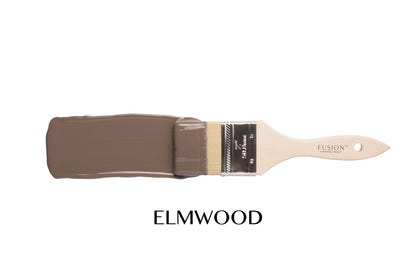 Brocha con trazo de Fusion Mineral Paint Elmwood, muestra de color marrón oscuro neutro con matices grises