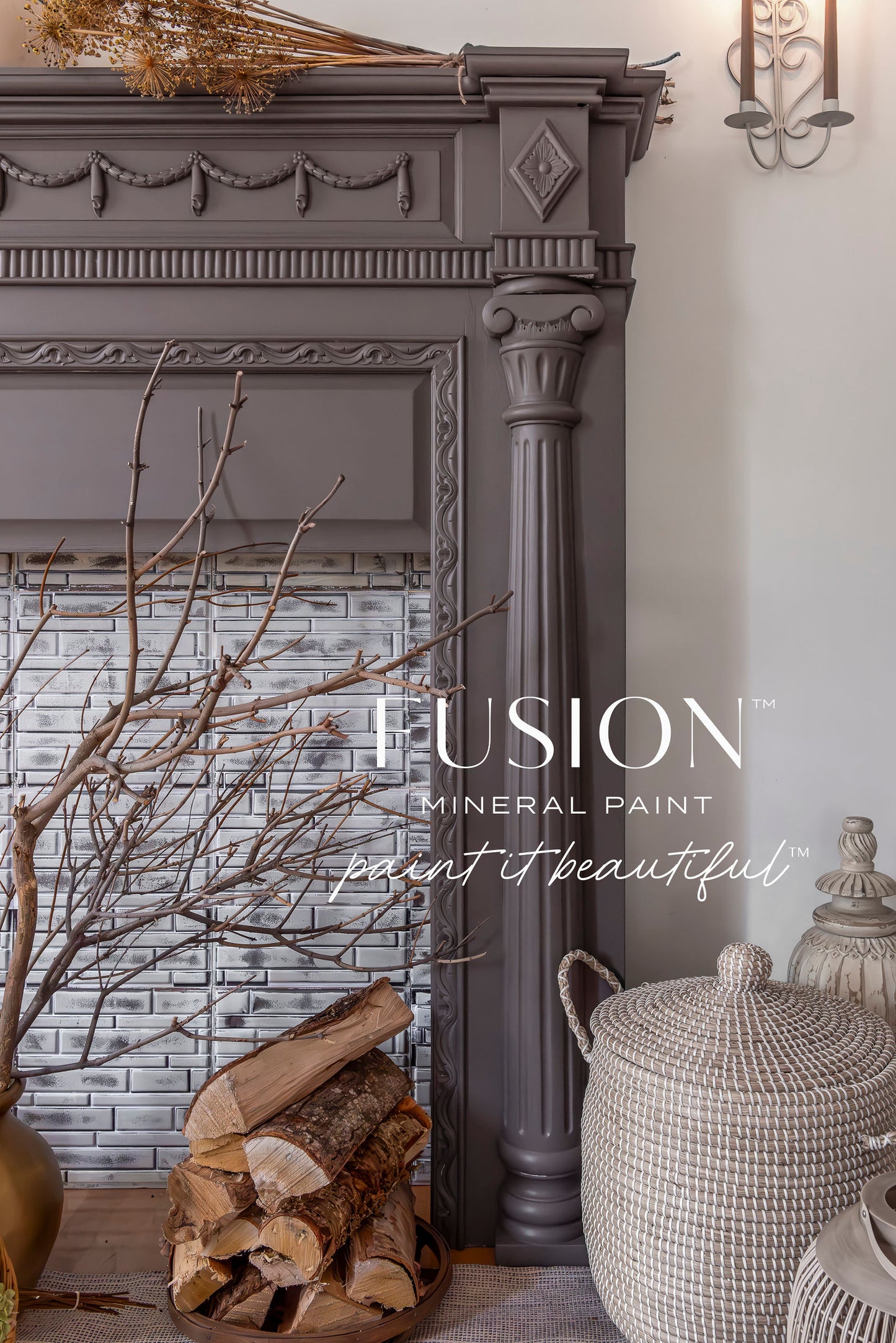 Chimenea clásica restaurada con Fusion Mineral Paint Elmwood, acabado mate marrón grisáceo en ambiente rústico elegante