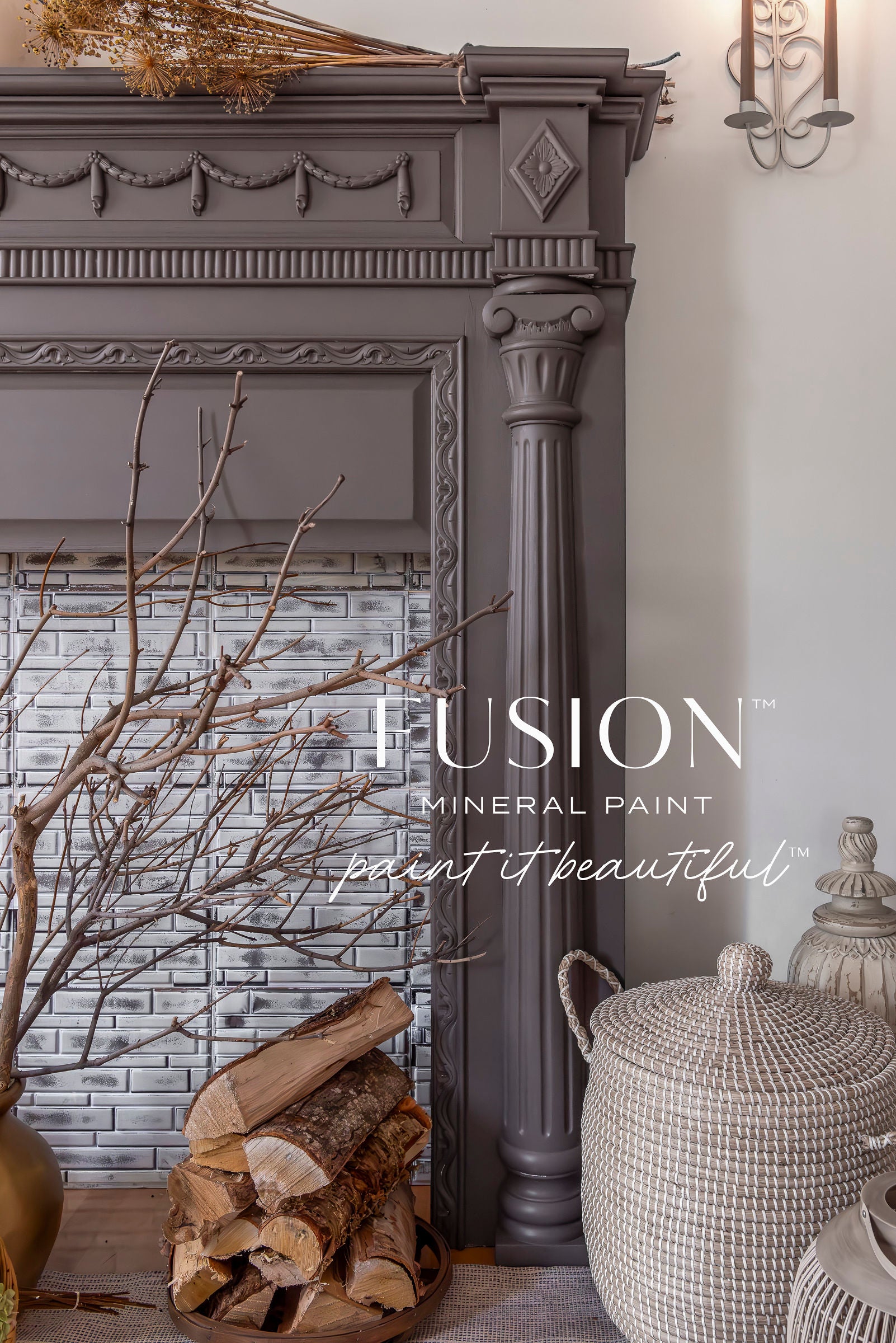 Chimenea clásica restaurada con Fusion Mineral Paint Elmwood, acabado mate marrón grisáceo en ambiente rústico elegante