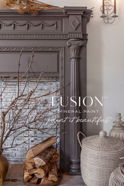 Chimenea clásica restaurada con Fusion Mineral Paint Elmwood, acabado mate marrón grisáceo en ambiente rústico elegante
