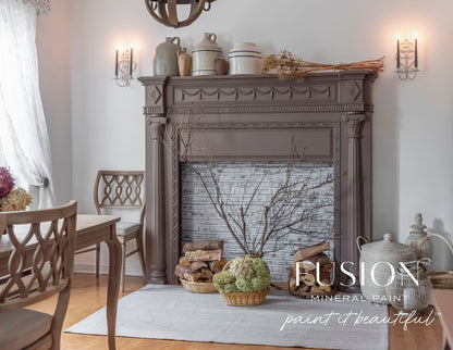 Chimenea clásica pintada con Fusion Mineral Paint Elmwood, vista completa en salón con decoración natural y cálida