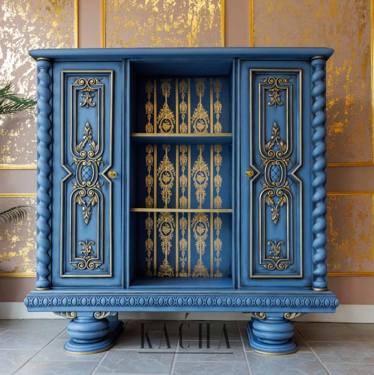 Detalle de transferencia Gold Foil Chateau Filigree Kacha en interior de vitrina azul cobalto - medallones florales y franjas doradas en fondo, puerta con ornamentos dorados en relieve - Re-Design with Prima
