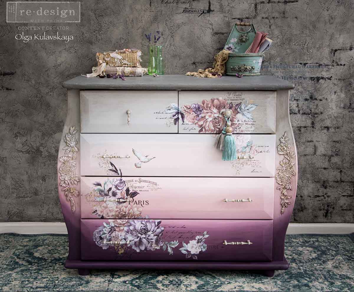 Transferencia decorativa Floral Home en cómoda bombé degradado gris rosa morado restaurada - motivos florales y texto Paris - Re-Design with Prima