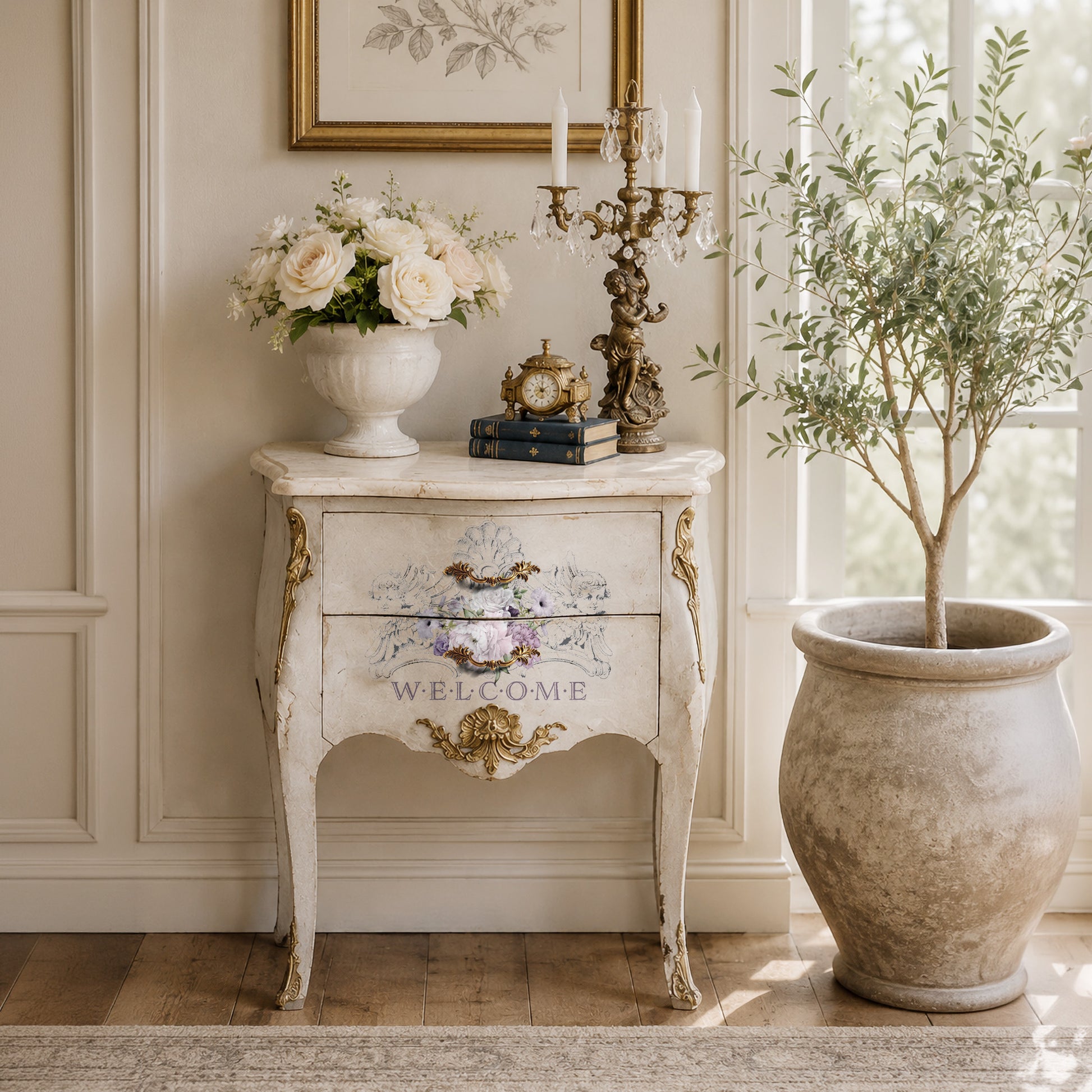 Transferencia decorativa Floral Home en mesita de noche blanca estilo Luis XV - motivos florales pastel y texto Welcome - Re-Design with Prima