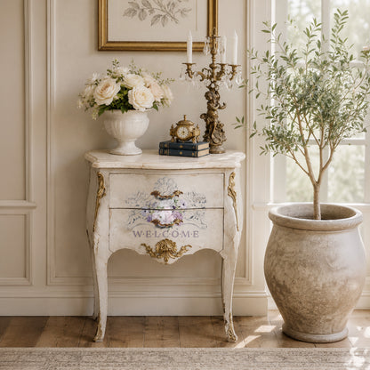 Transferencia decorativa Floral Home en mesita de noche blanca estilo Luis XV - motivos florales pastel y texto Welcome - Re-Design with Prima