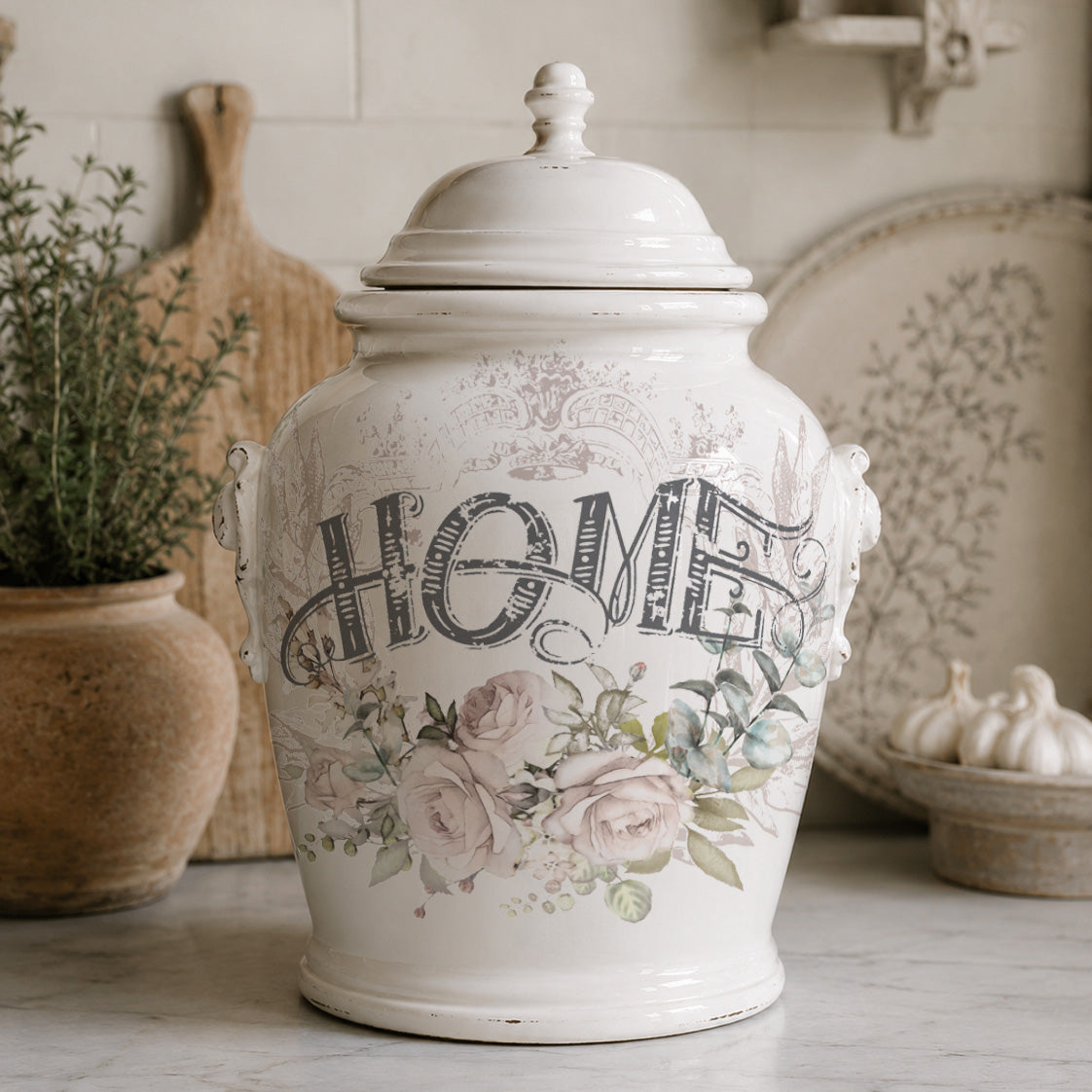 Transferencia decorativa Floral Home aplicada en jarrón urna blanca - motivos florales pastel y texto Home estilo rústico francés - Re-Design with Prima