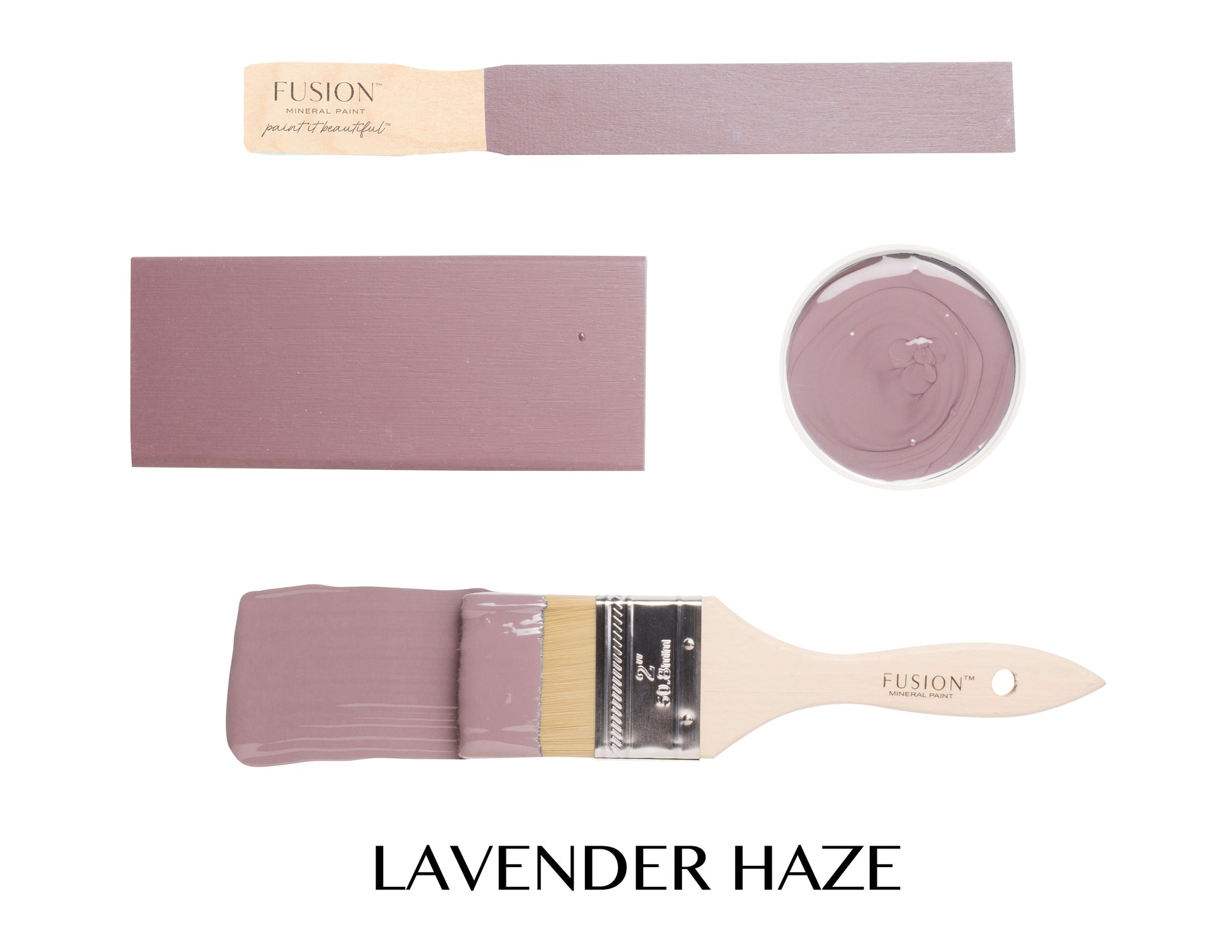 Muestra de color Fusion Mineral Paint Lavender Haze con brocha, paleta y trazos de pintura lavanda malva