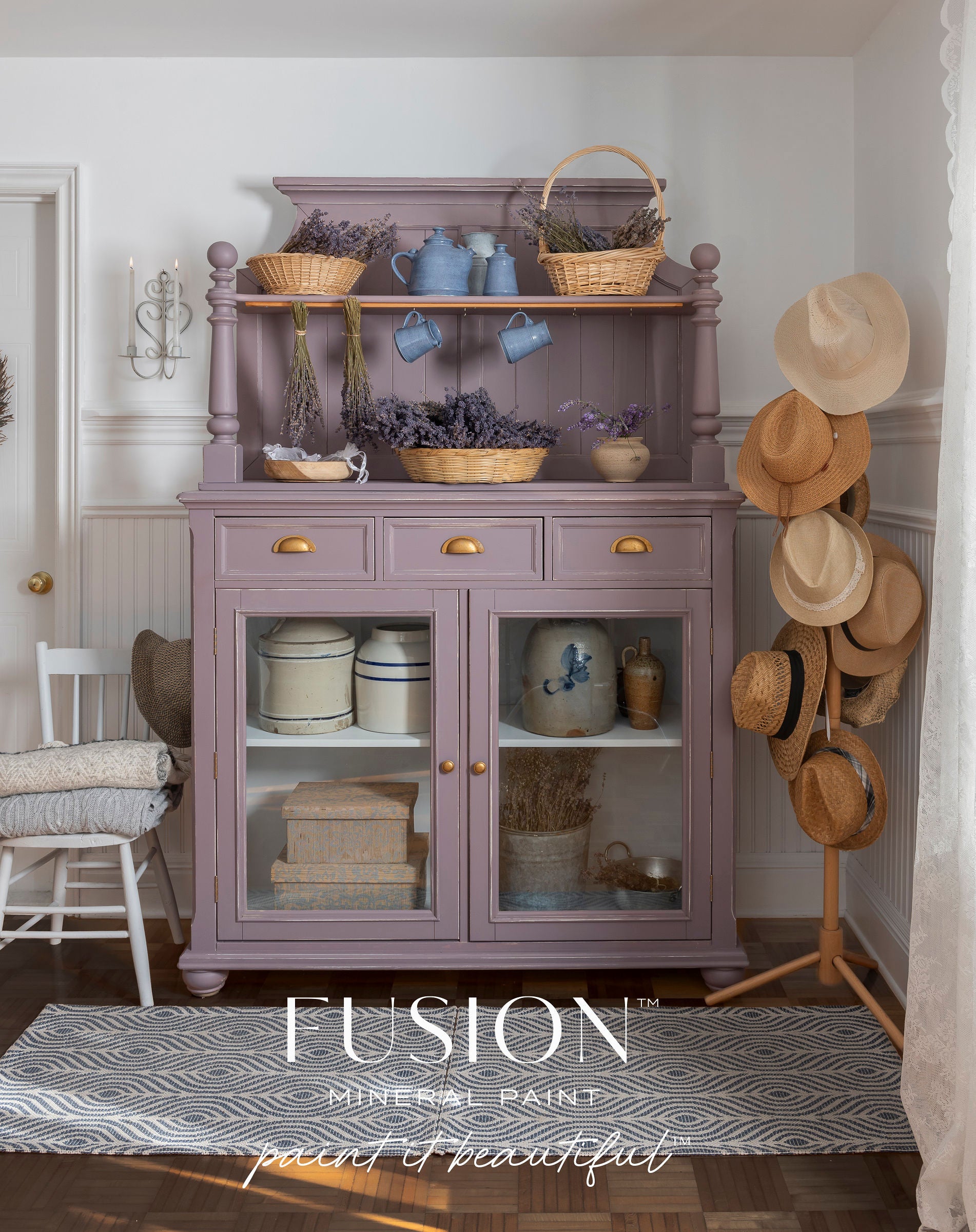 Aparador vintage restaurado con Fusion Mineral Paint Lavender Haze, acabado mate lavanda malva en ambiente cottage con lavanda seca