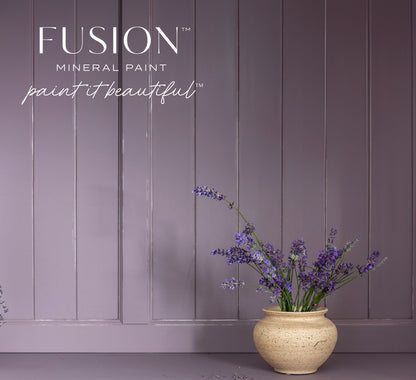 Panel de madera pintado con Fusion Mineral Paint Lavender Haze, acabado mate lavanda malva con jarrón de flores silvestres