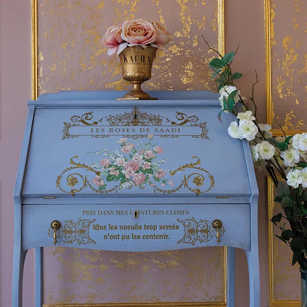 Transferencia Les Roses Kacha en escritorio secreter azul lavanda con tapa abatible - rosas rosas y script francés dorado en frente - Re-Design with Prima
